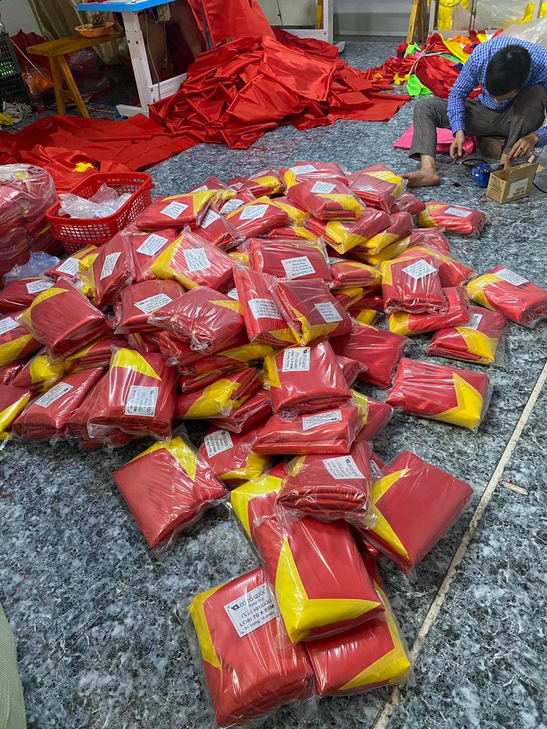 Cờ Đảng Giá Rẻ - Xưởng In Cờ HOÀNG GIA Tại Hà Nội