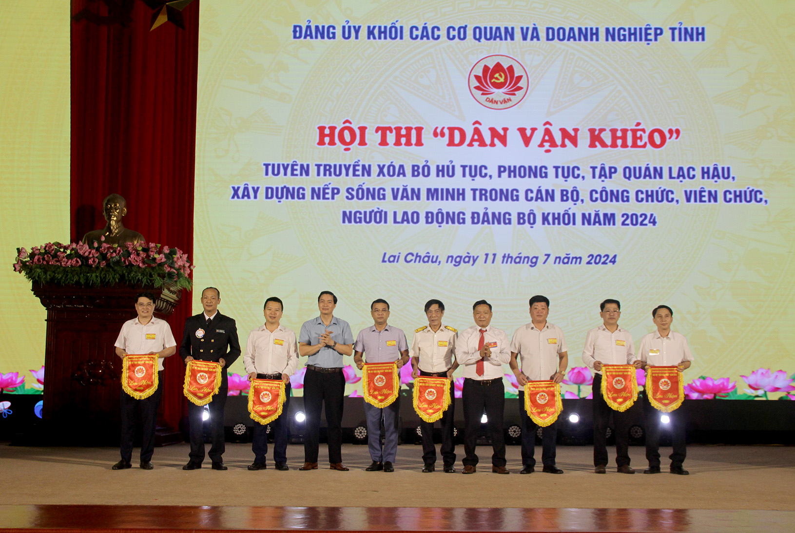 Cờ lưu niệm hội thi dân vận khéo