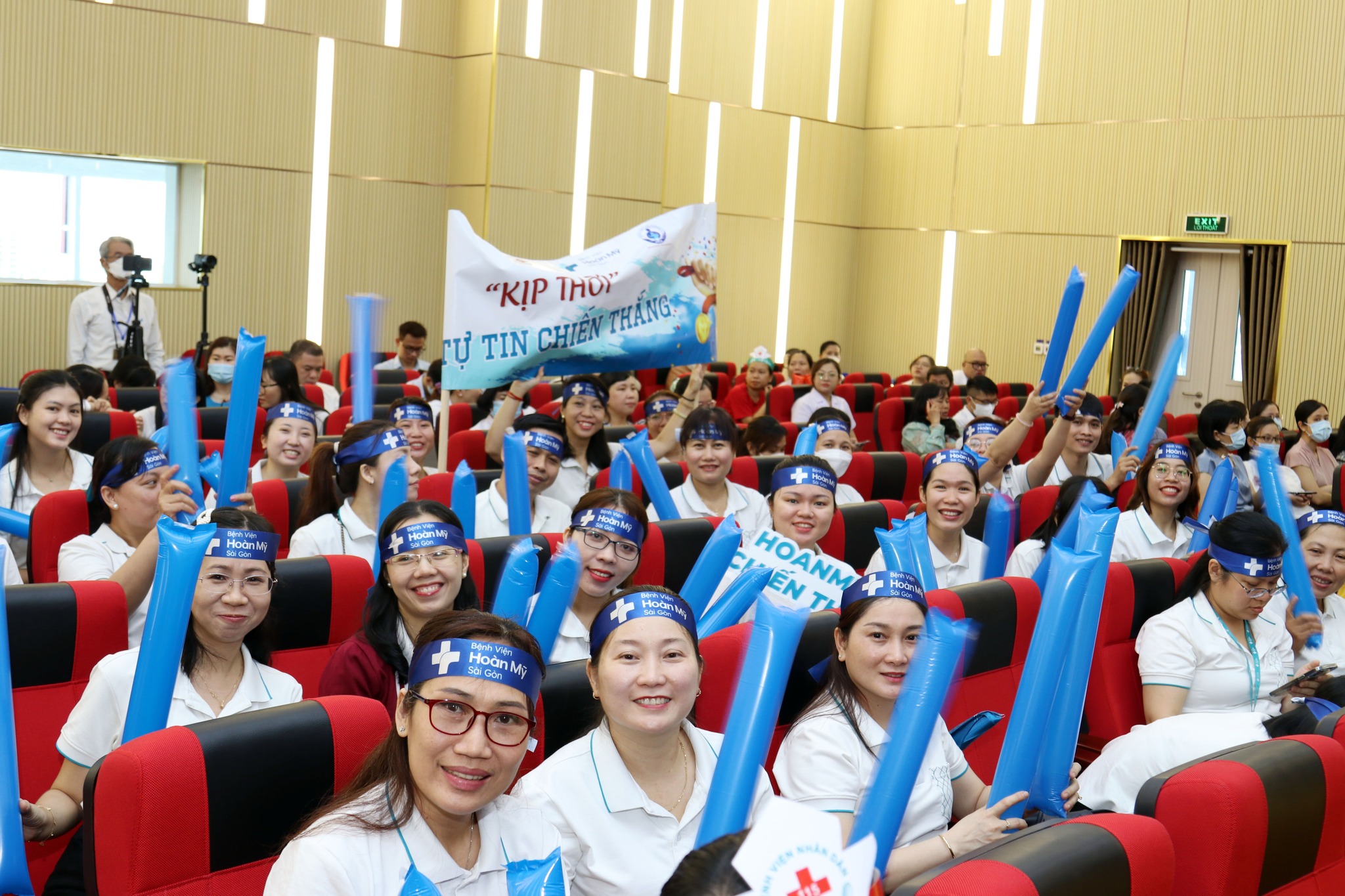 Băng rôn đeo đầu lễ khai trương