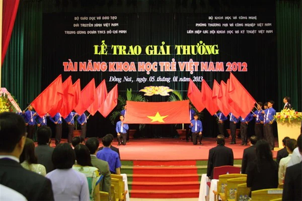 Cờ Hồng Kỳ Nghi Lễ Trang Trọng | Xưởng In Cờ HOÀNG GIA Hà Nội