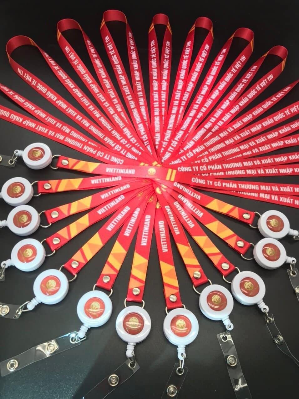 Dây đeo thẻ màu đỏ