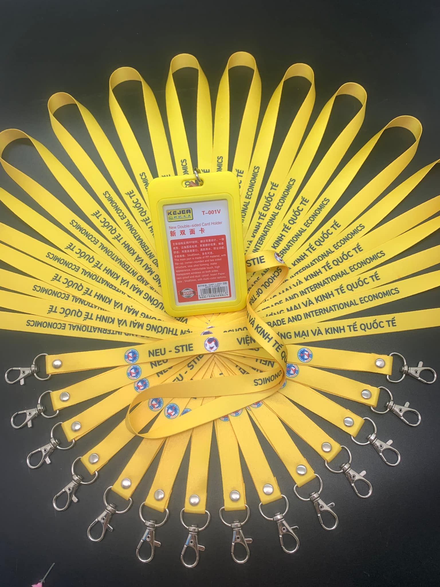 Dây đeo thẻ màu vàng