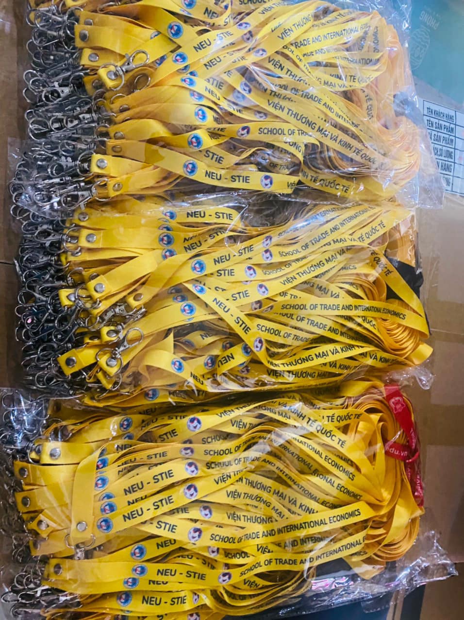 Dây đeo thẻ màu vàng