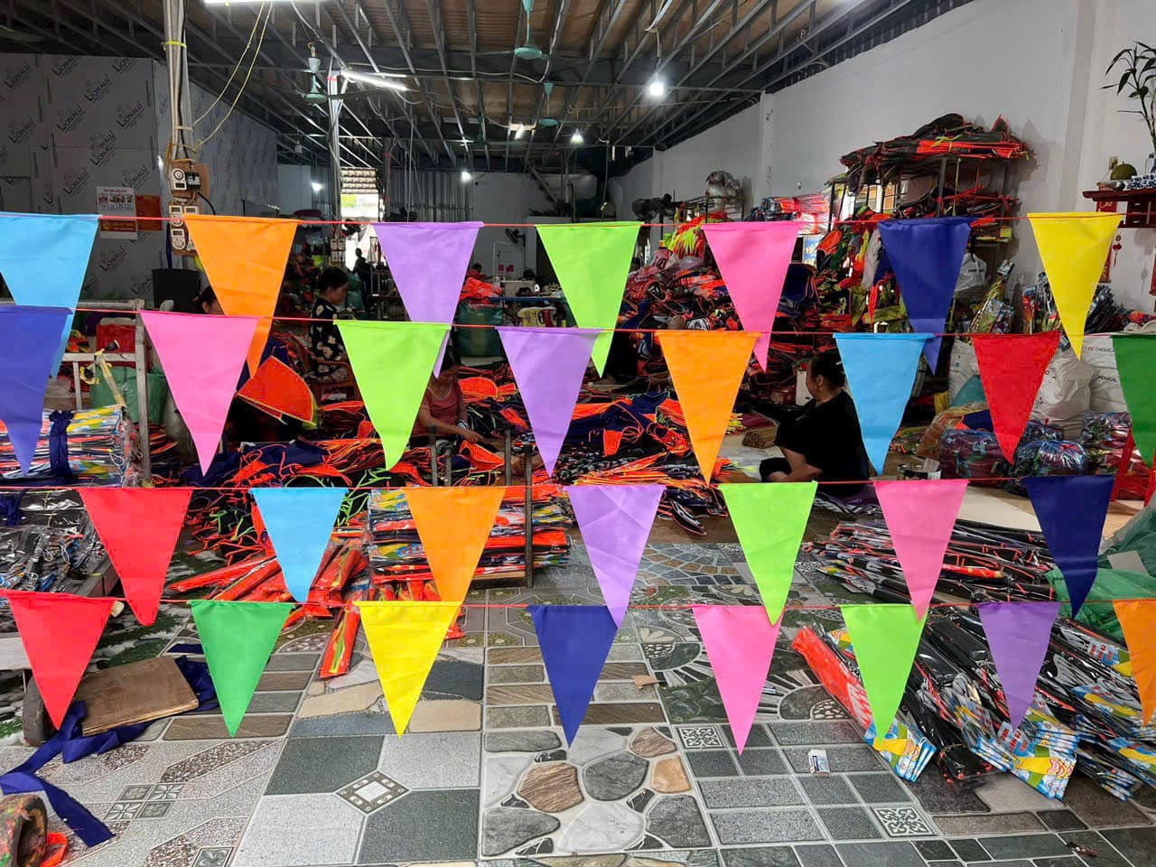 Cờ dây tam giác nhiều màu sắc – Xưởng in cờ HOÀNG GIA Hà Nội