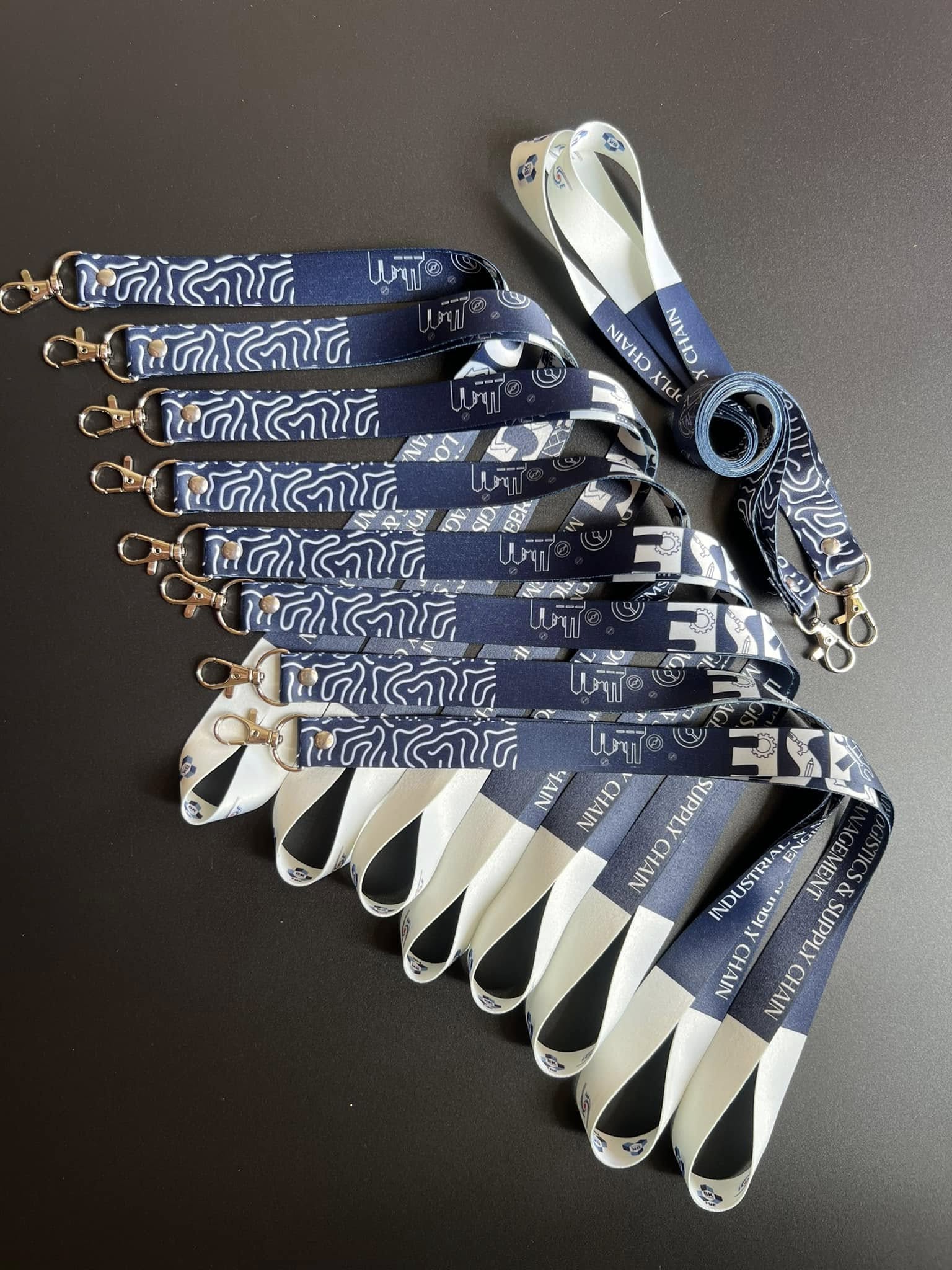 Dây đeo thẻ có móc khóa xoay