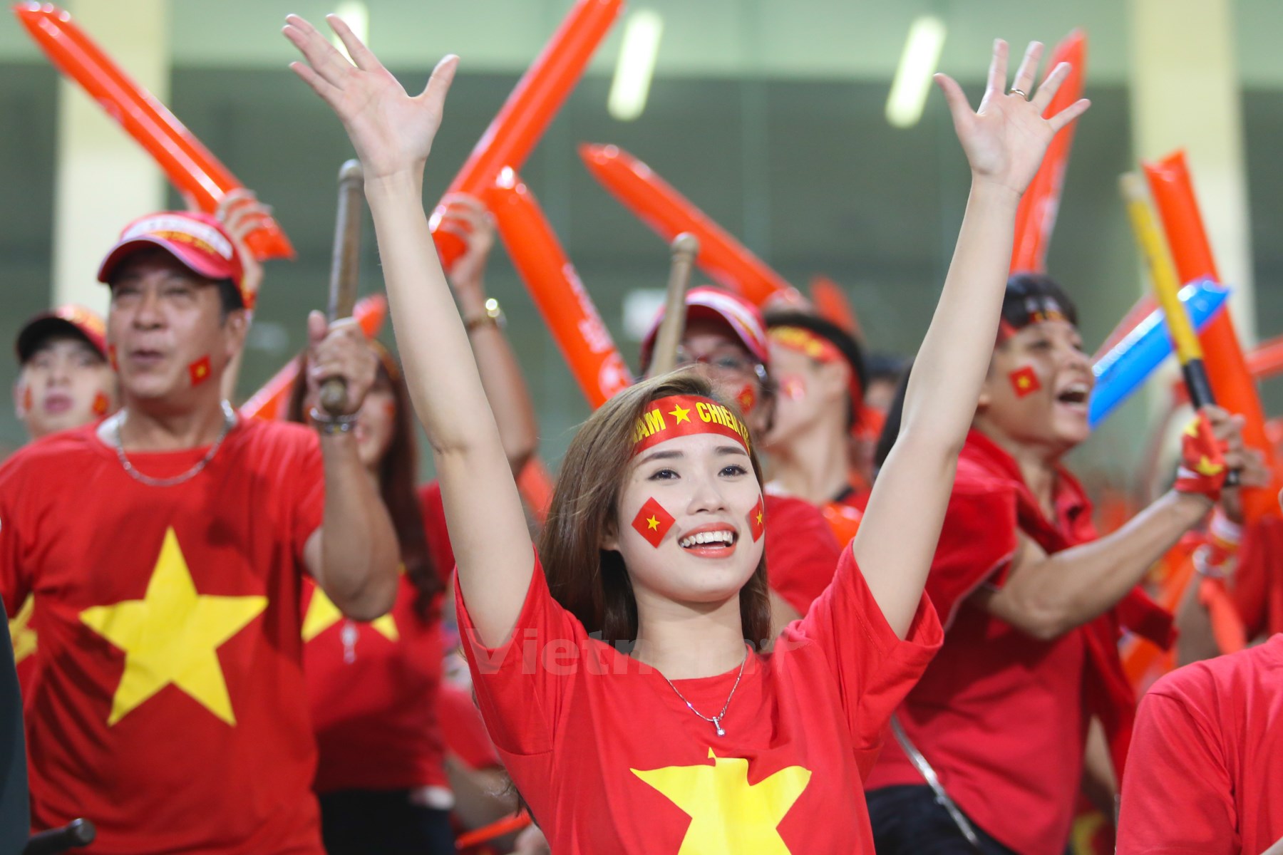 Băng rôn đeo đầu cổ vũ bóng đá