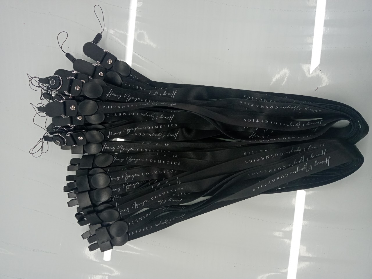 Dây đeo thẻ màu đen