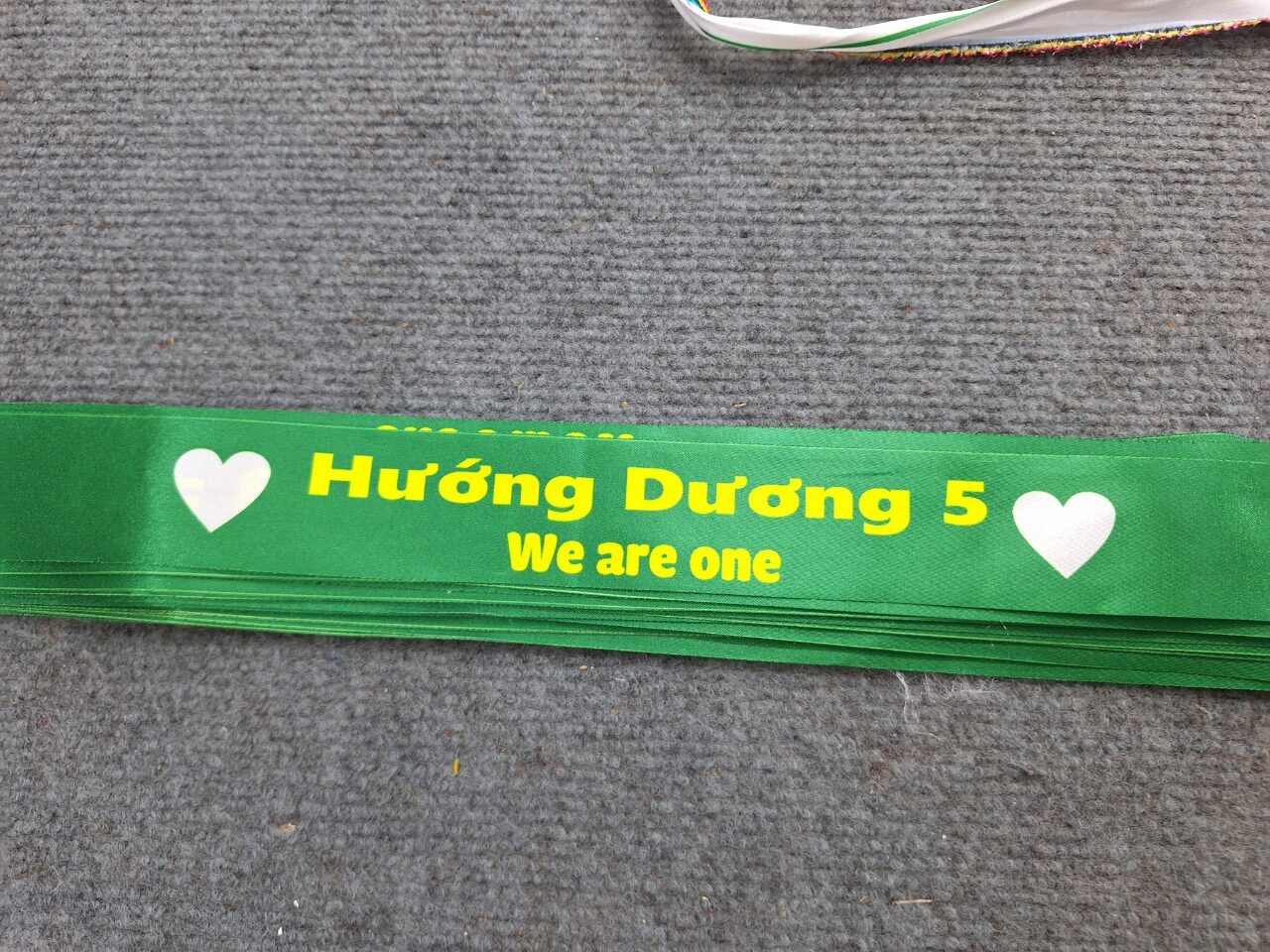 Băng rôn đeo đầu in chữ