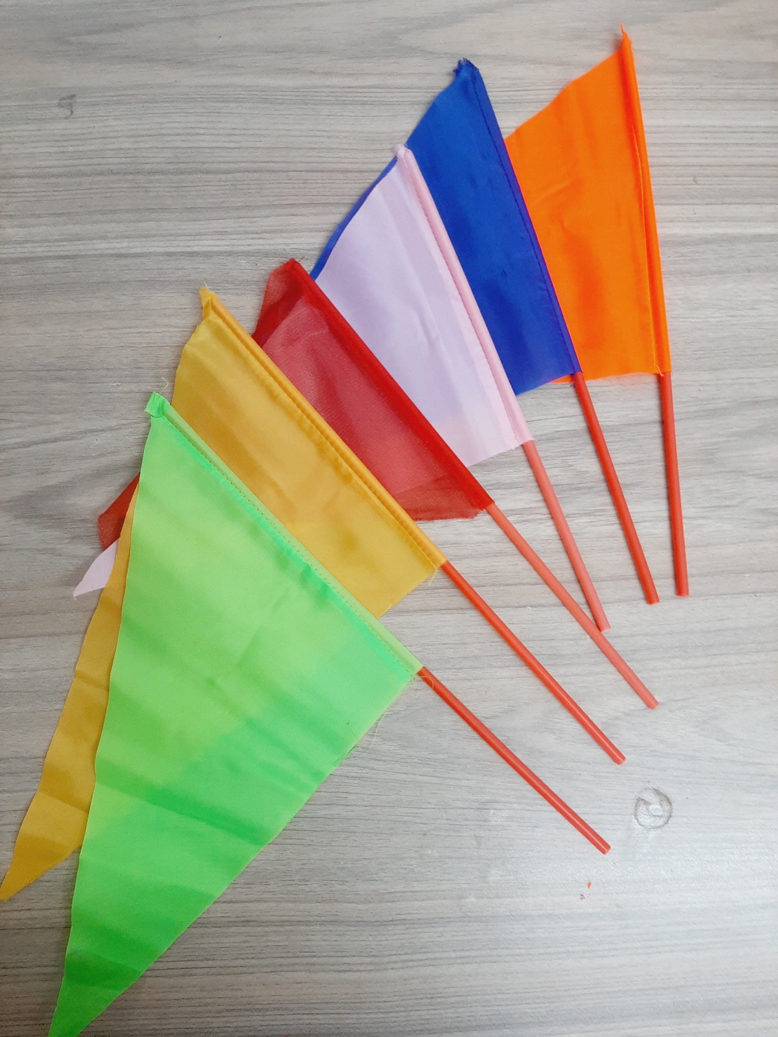 Cờ tam giác – Xưởng in cờ HOÀNG GIA Hà Nội