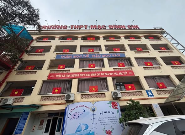 Cờ Đảng Treo Trường Học Chuẩn Nghi Lễ - Xưởng In Cờ HOÀNG GIA Hà Nội