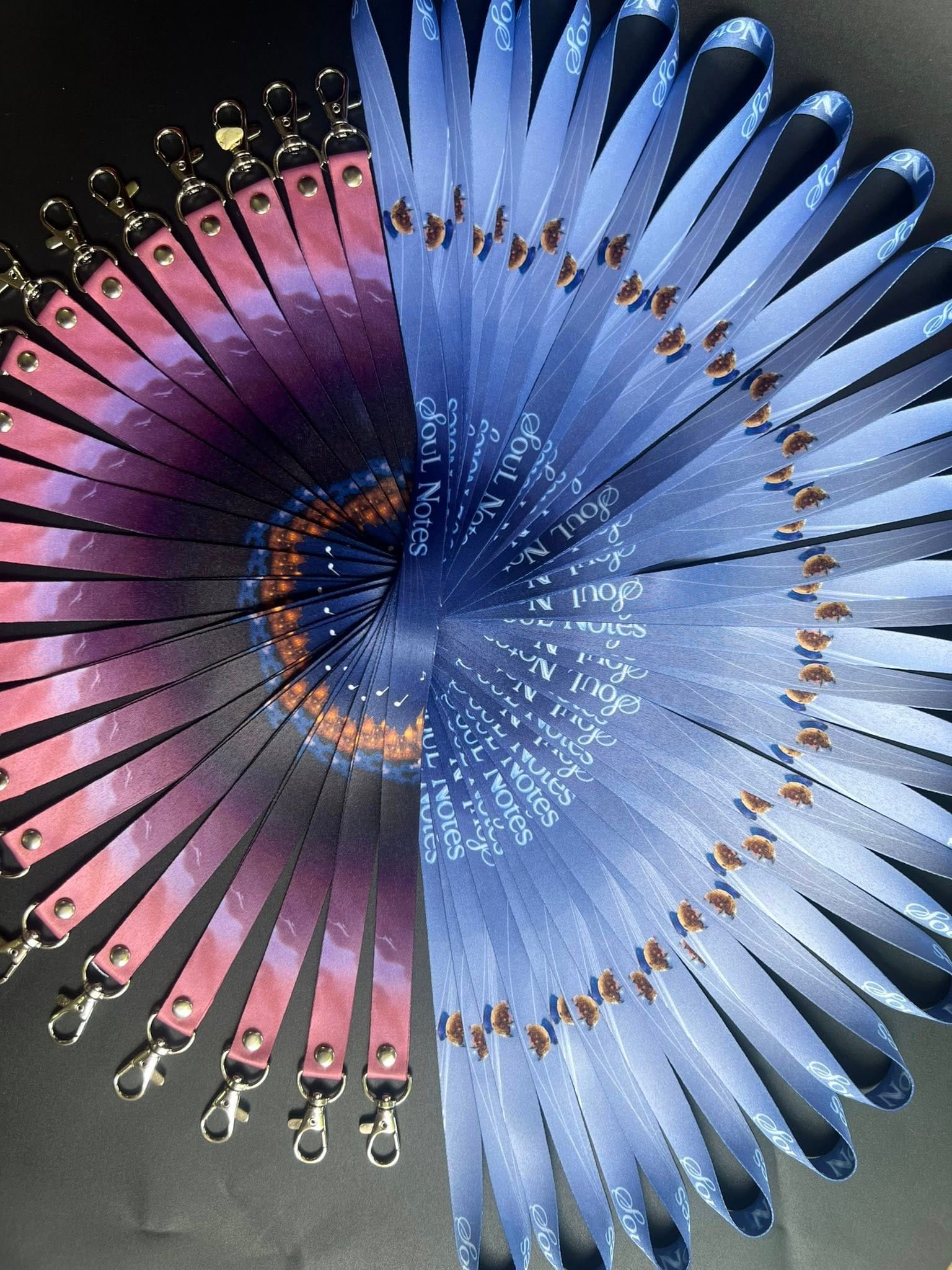 Dây đeo thẻ theo màu sắc