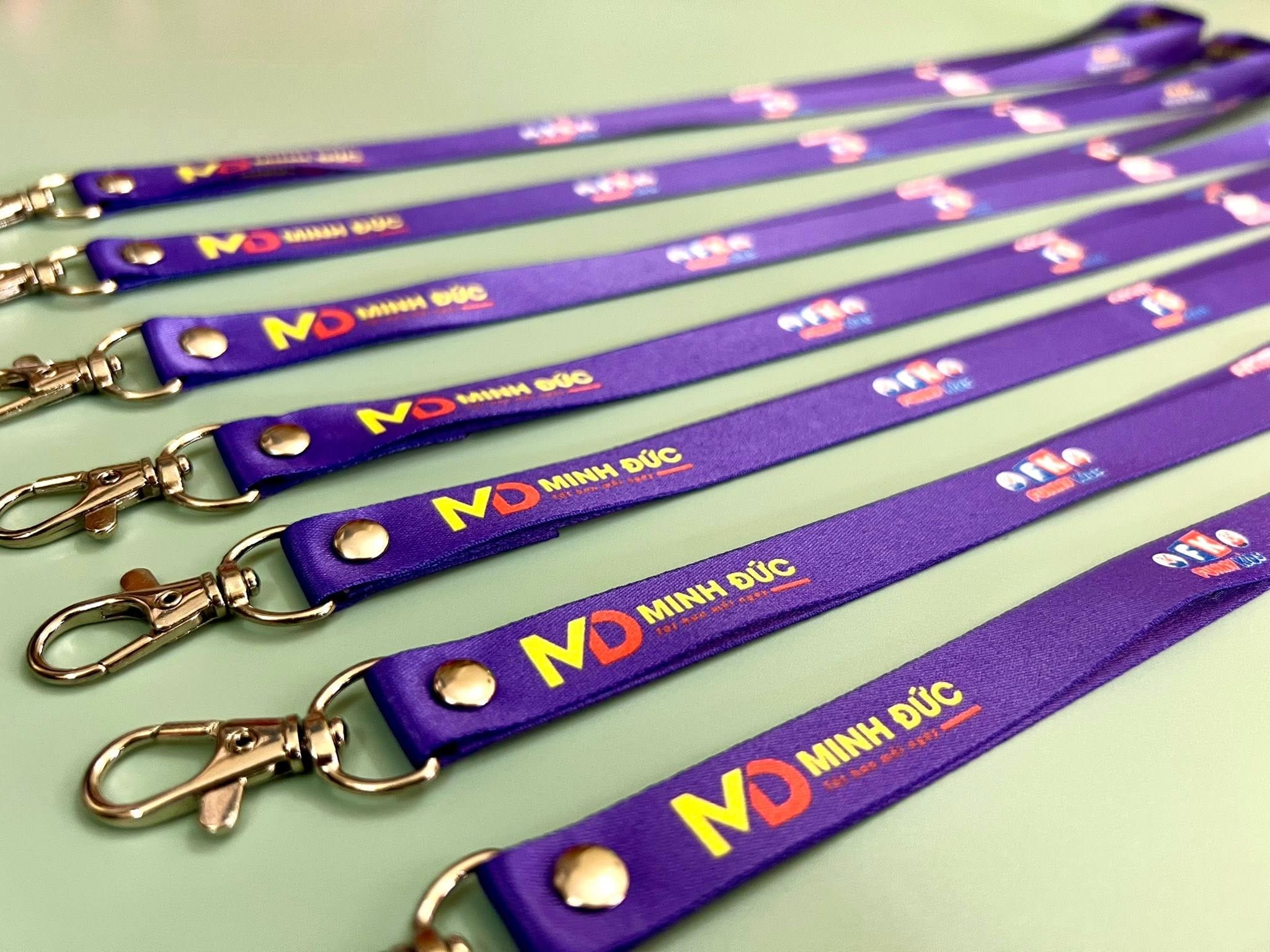 Dây đeo thẻ có móc kim loại