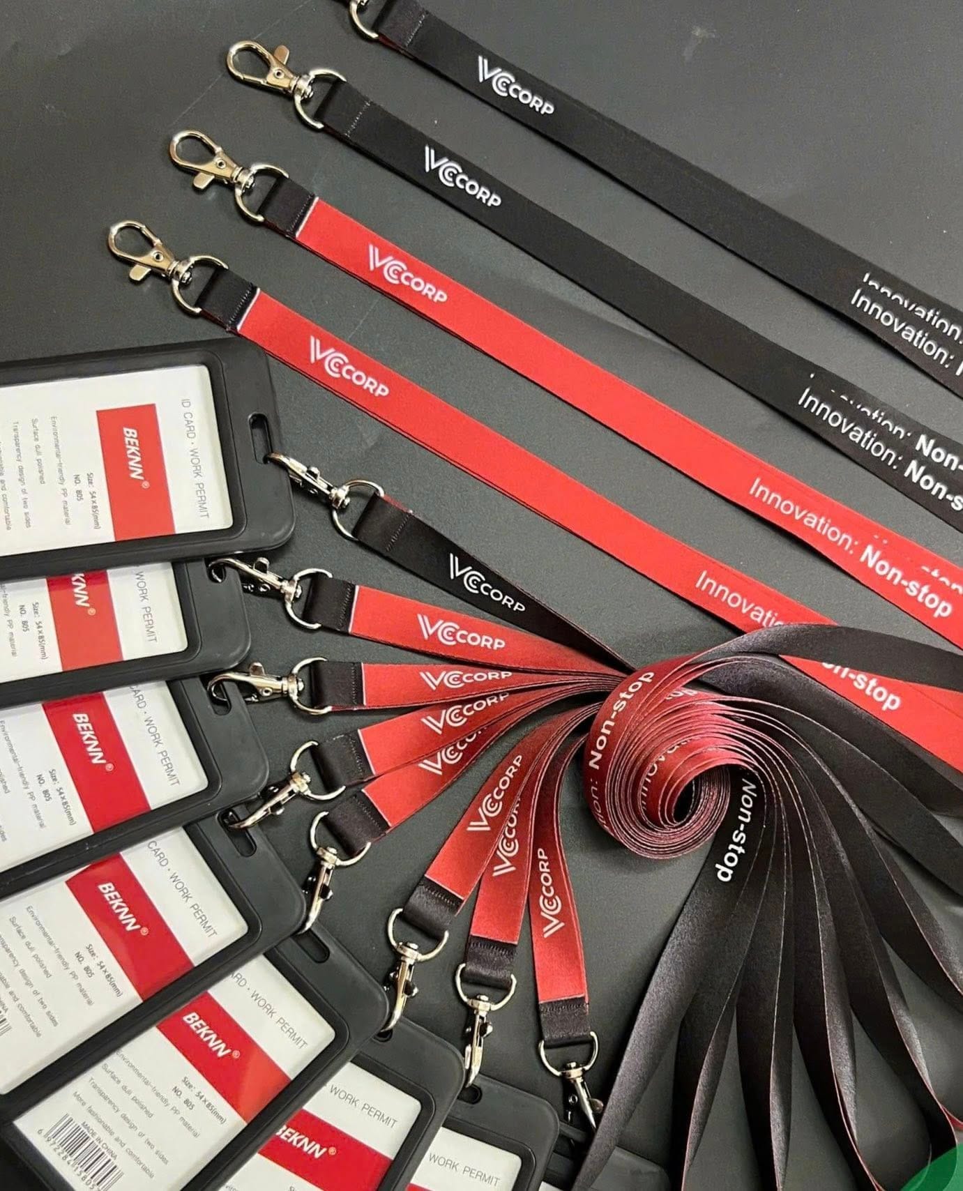 Dây đeo thẻ theo màu sắc