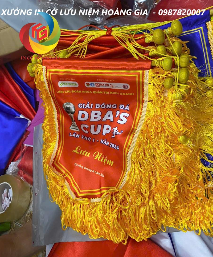 In cờ lưu niệm bóng đá