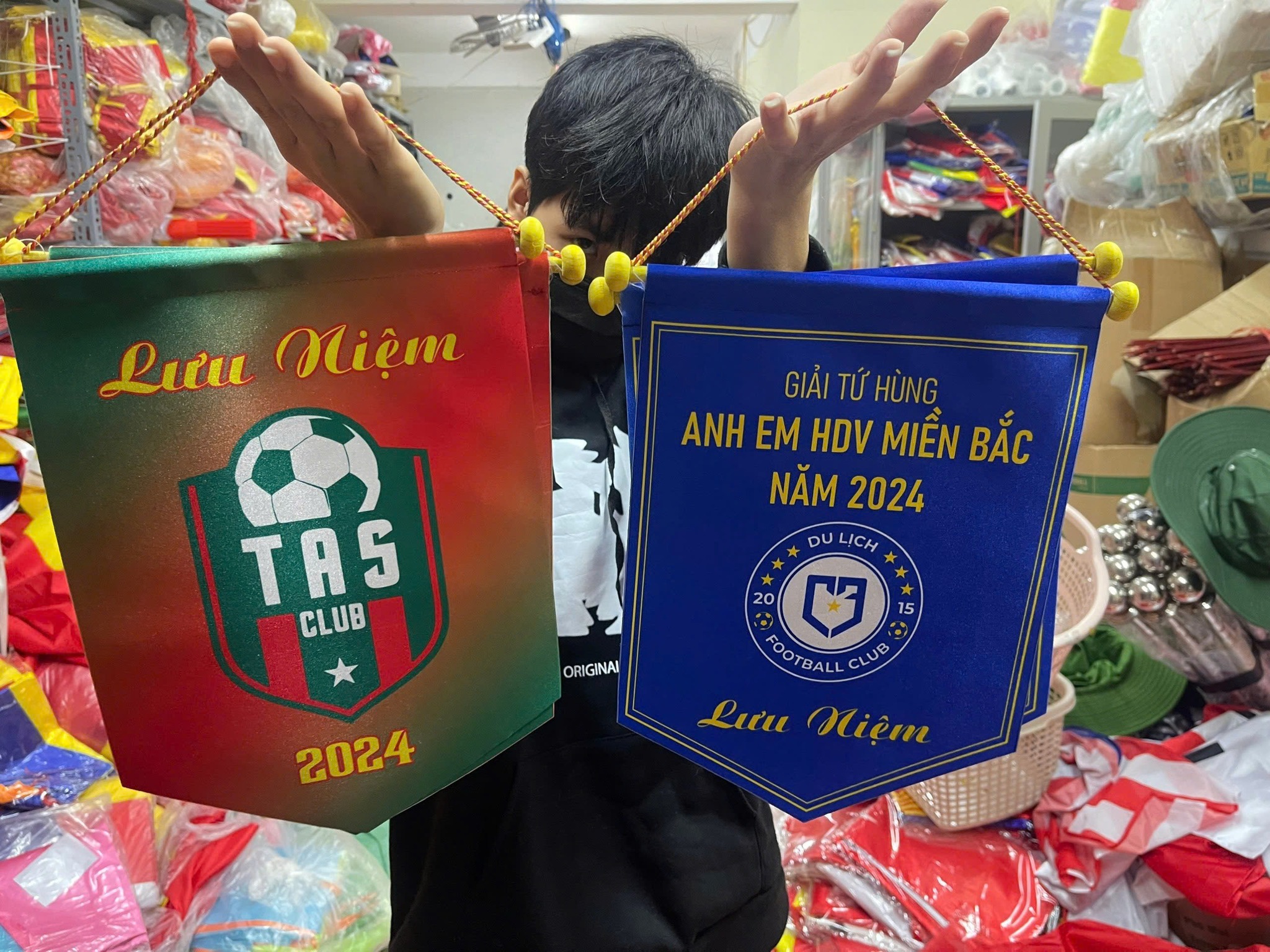 In cờ lưu niệm tại Hà Nội