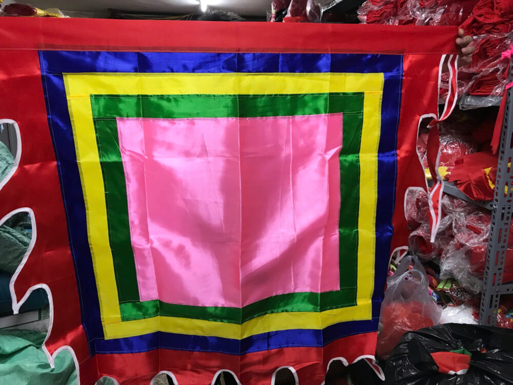 Cửa Hàng Bán Cờ Thần Uy Tín – Vì Sao Xưởng In Cờ HOÀNG GIA