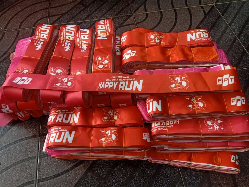 Băng rôn đeo đầu sự kiện khai trương