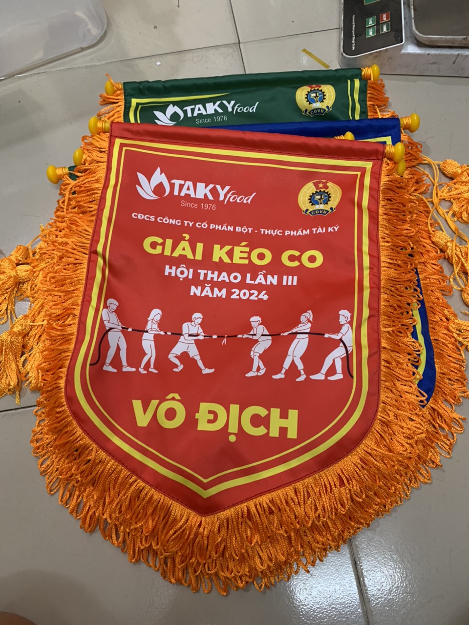 Cờ lưu niệm kéo co