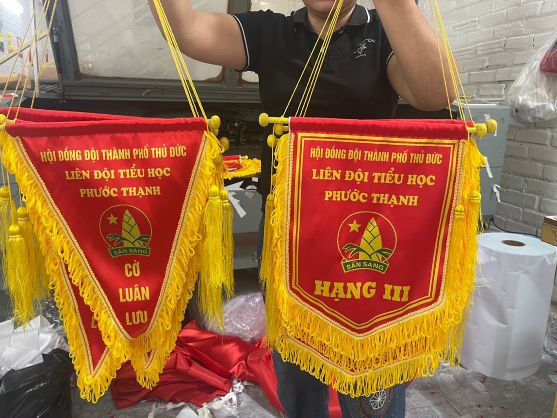 Đặt cờ lưu niệm