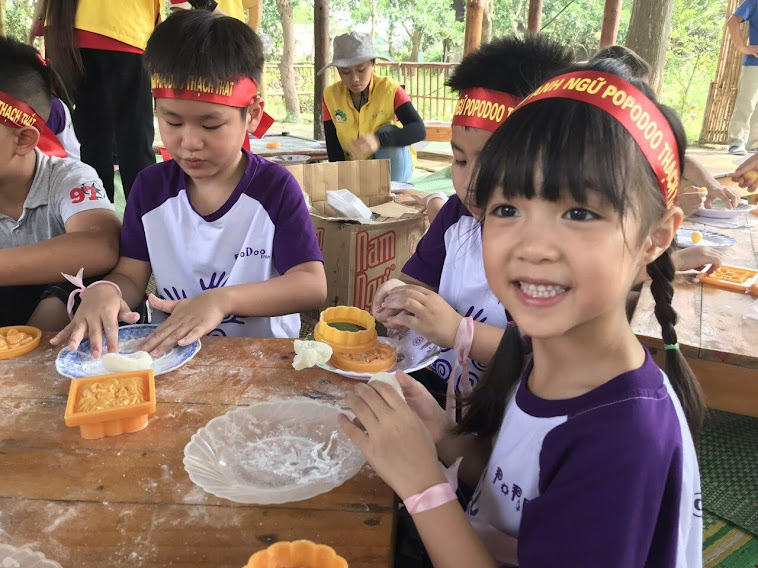 Băng rôn đeo đầu học sinh