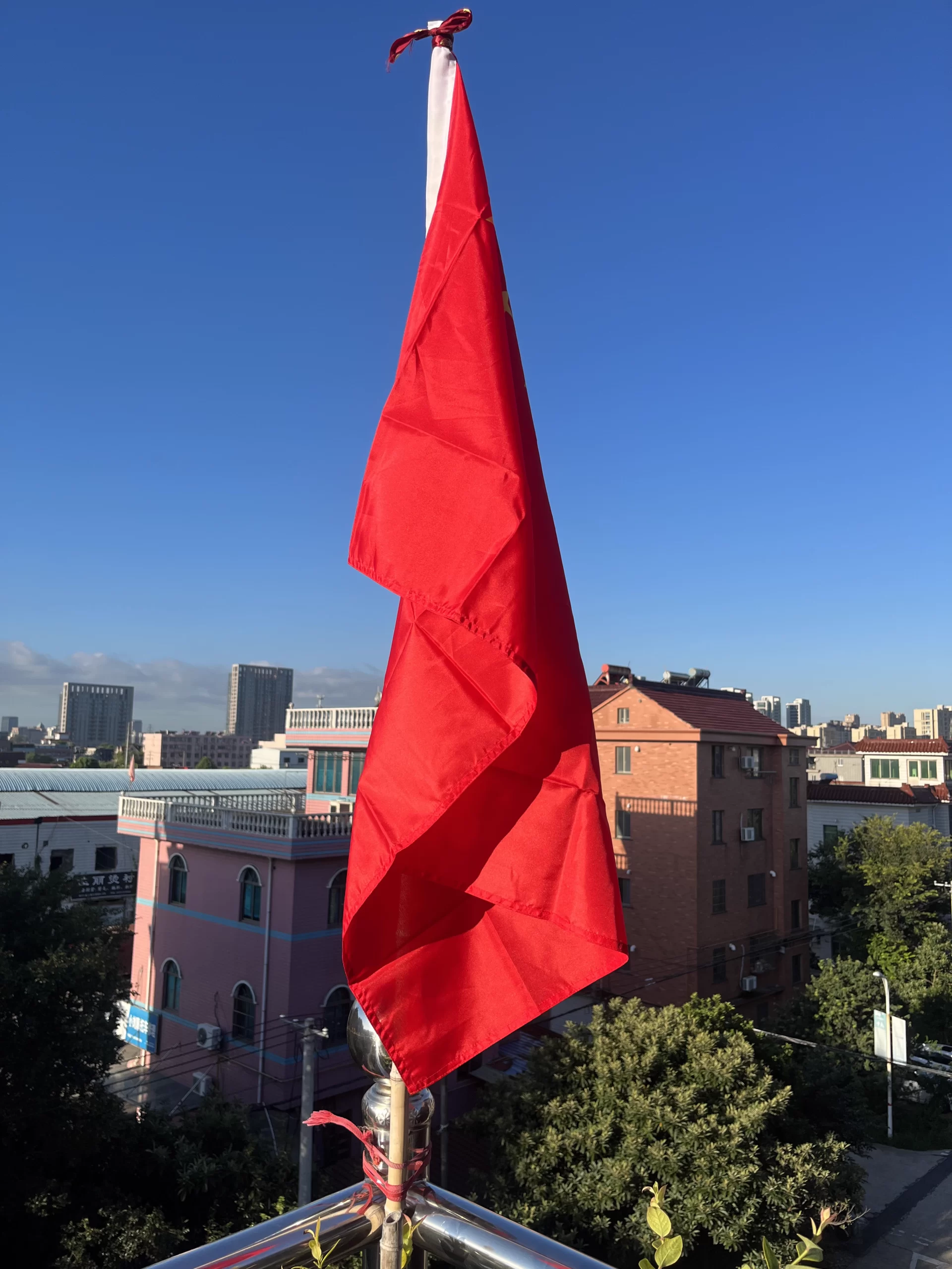 Cờ hồng kỳ bền đẹp, chịu gió tốt, thích hợp treo ngoài trời dài ngày.