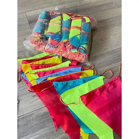 Cờ Dây Tam Giác Dùng Cho Lễ Khai Trương – Xưởng In Cờ HOÀNG GIA Hà Nội