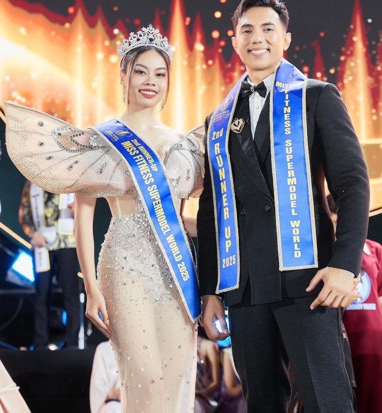 Hoa hậu đeo dải băng