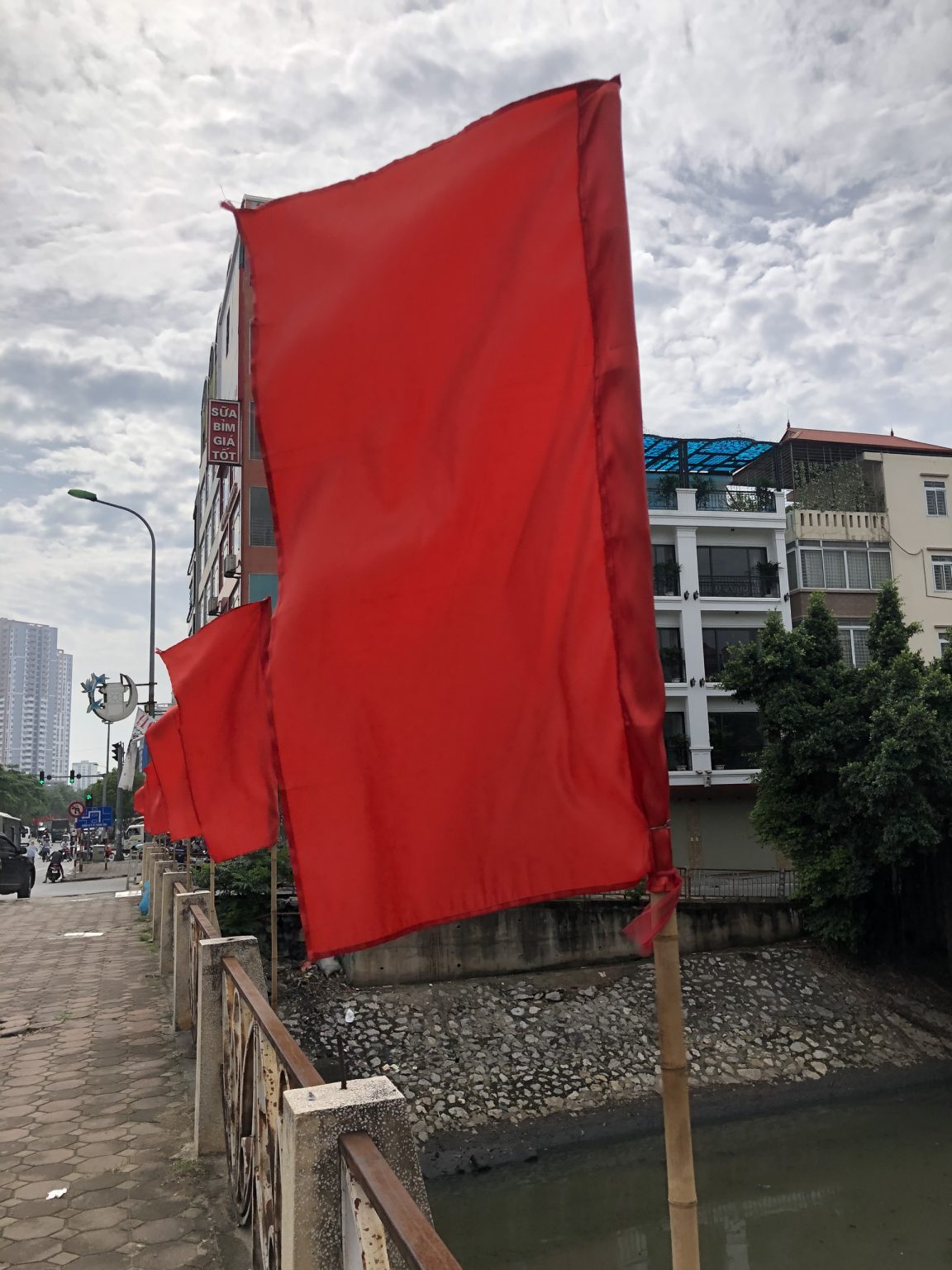 Cờ Hồng Kỳ Treo Hội Trường - Xưởng In Cờ HOÀNG GIA Tại Hà Nội