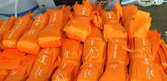 Băng rôn đeo đầu học sinh