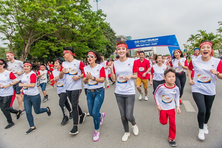 Băng rôn đeo đầu sự kiện ngoài trời