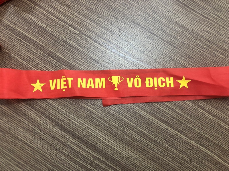 Băng rôn đeo đầu cổ vũ bóng đá