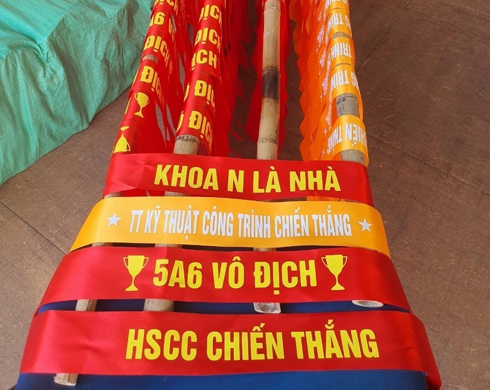 In băng rôn đeo đầu Hà Nội