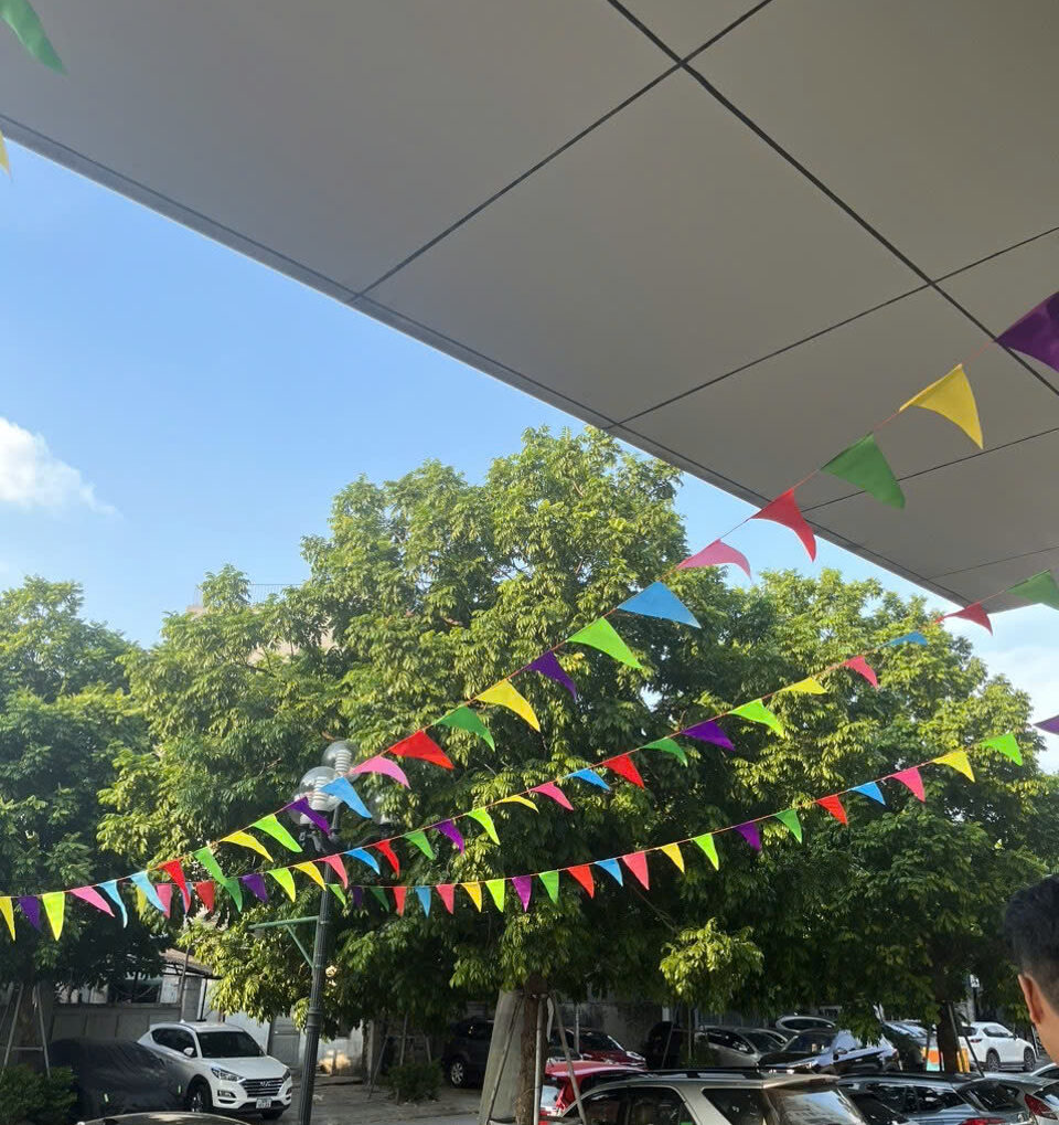 Cờ dây tam giác giá bao nhiêu – Xưởng in cờ HOÀNG GIA Hà Nội