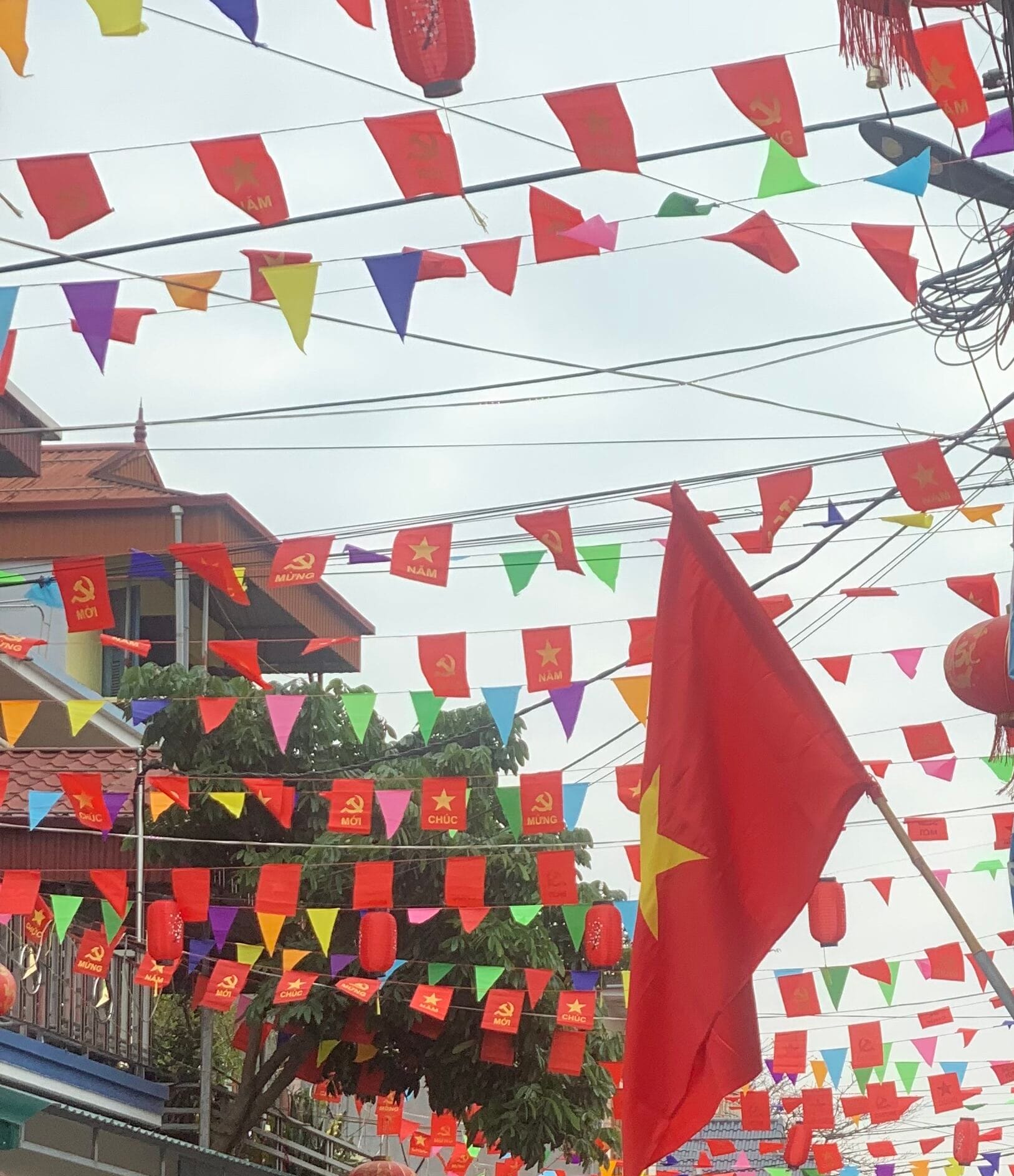 In cờ dây tam giác theo yêu cầu – Xưởng in cờ HOÀNG GIA Hà Nội