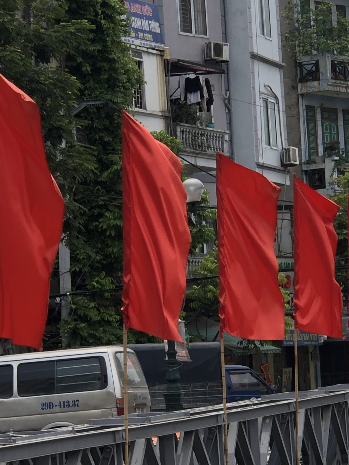 Cờ Chuối Màu Đỏ Chuẩn Lễ Nghi - Xưởng In Cờ HOÀNG GIA Hà Nội