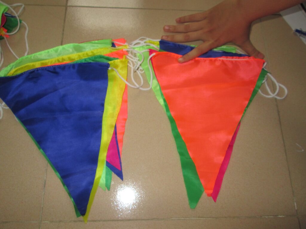 Cờ dây tam giác lớn – Xưởng in cờ HOÀNG GIA Hà Nội