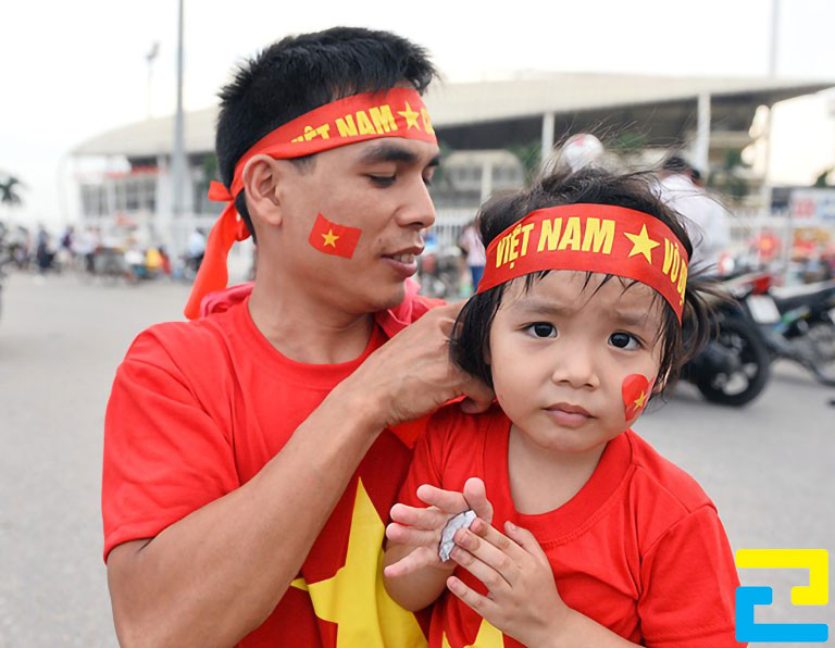 Băng rôn đeo đầu cổ vũ Hà Nội