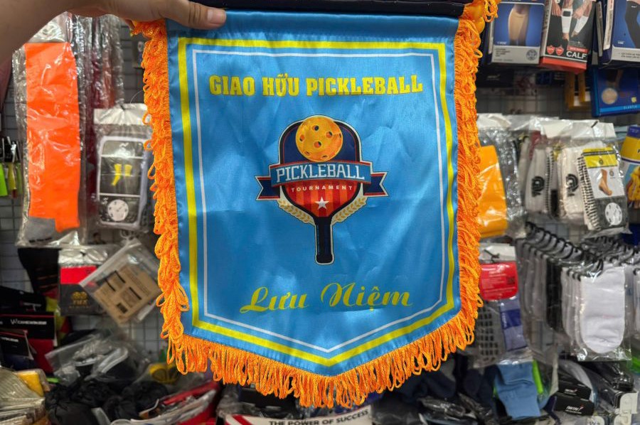 In cờ lưu niệm tại Hà Nội