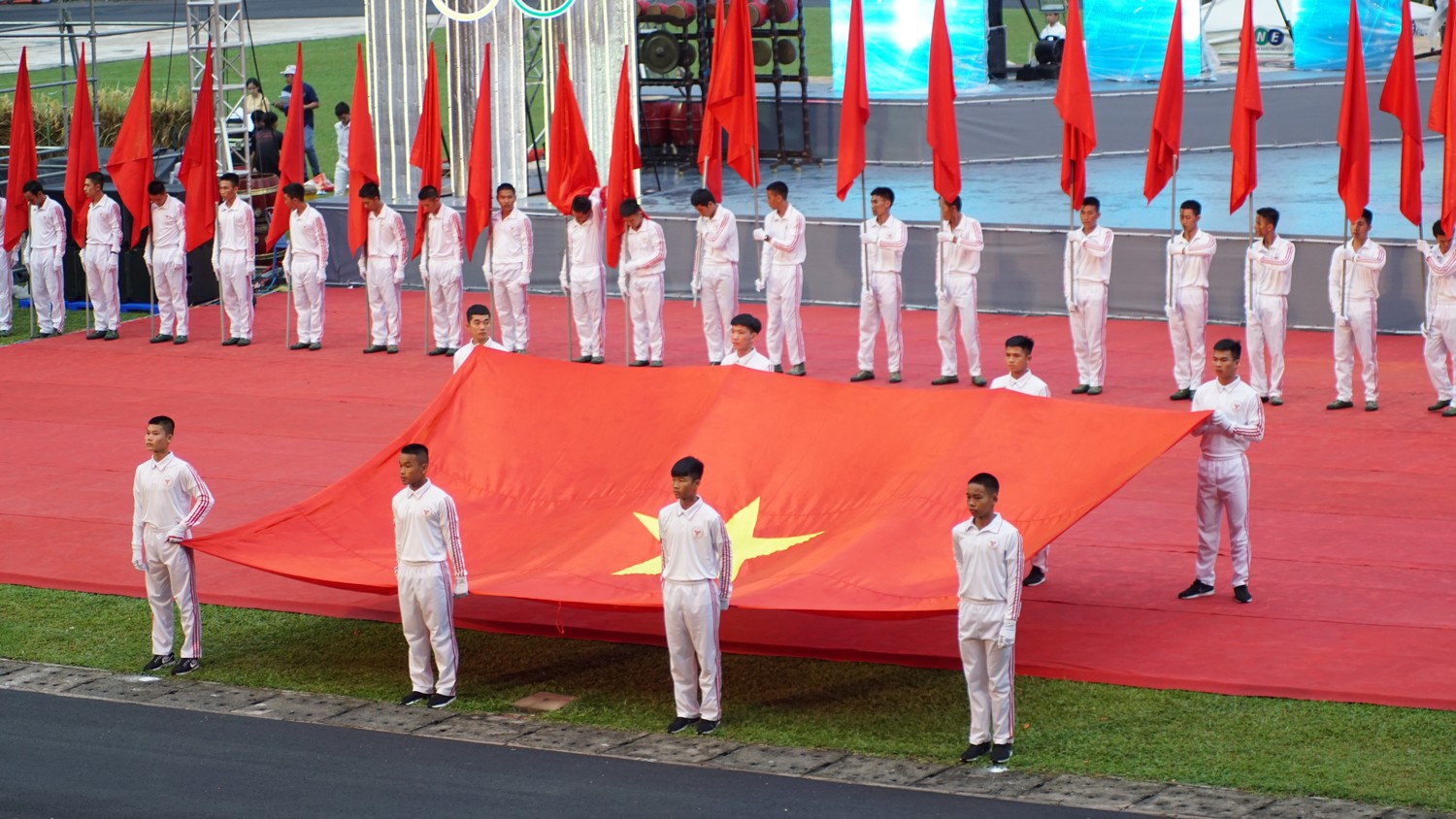 Ý Nghĩa Cờ Hồng Kỳ Trong Nghi Lễ - Xưởng In Cờ HOÀNG GIA Hà Nội