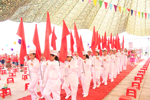 Cờ Hồng Kỳ Trang Trí Trường Học – Xưởng In Cờ HOÀNG GIA Uy Tín Tại Hà Nội