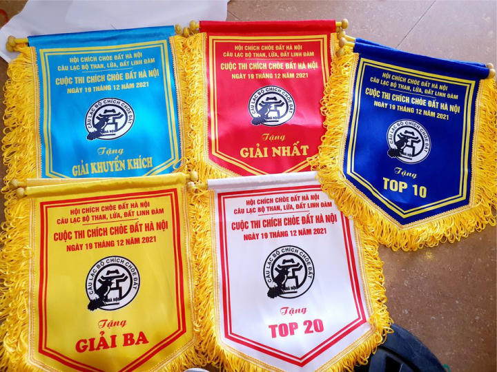 Đặt cờ lưu niệm