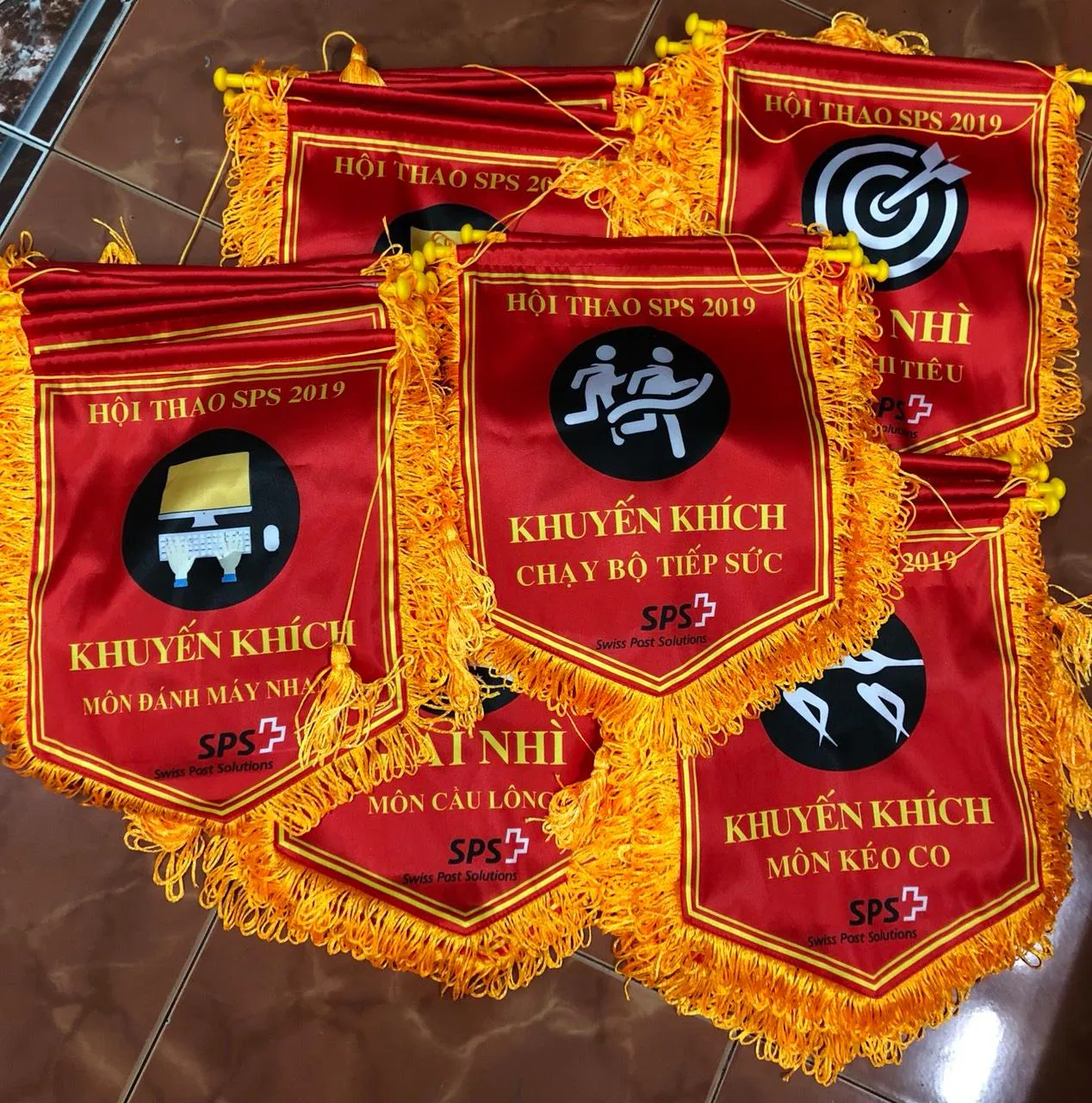 Cờ lưu niệm kéo co