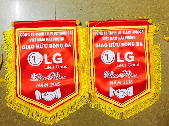 Làm cờ lưu niệm bóng đá