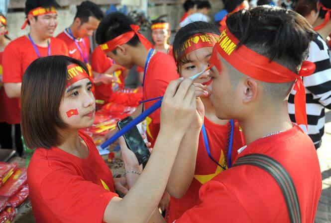 Băng rôn đeo đầu ủng hộ Việt Nam