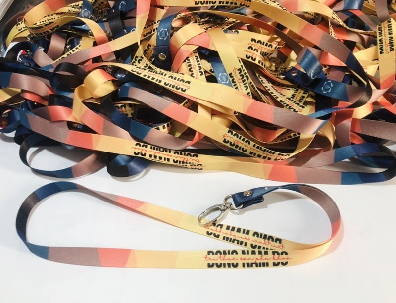 Đặt lanyard