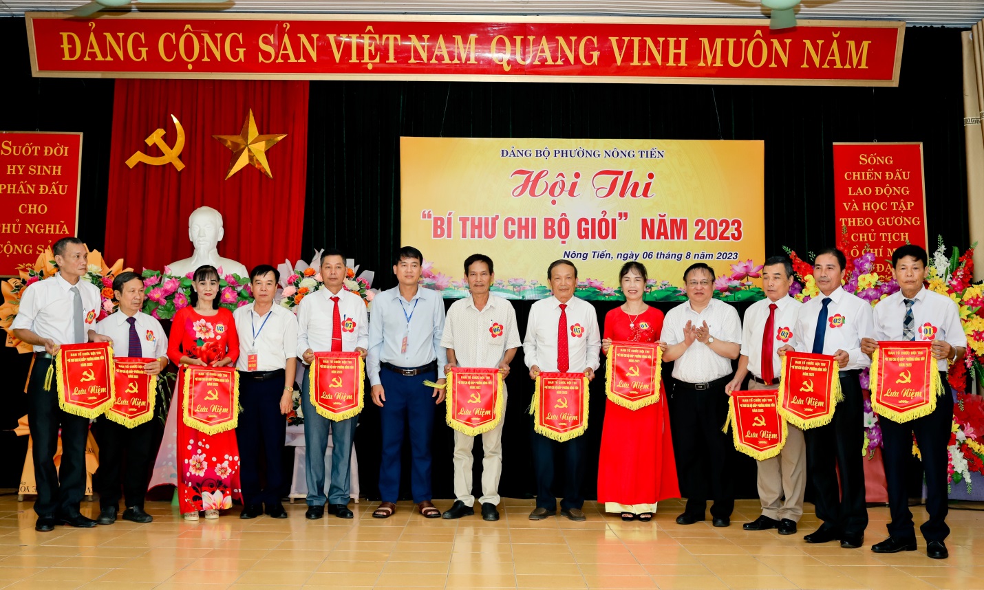 Cờ lưu niệm hội thi bí thư chi bộ giỏi