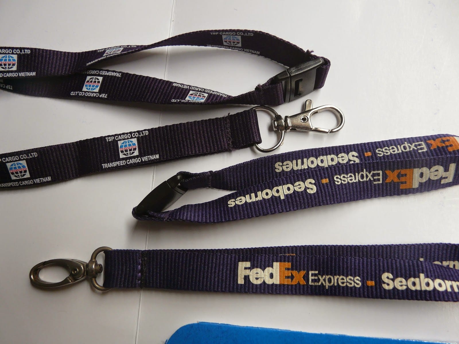 Dây đeo thẻ có móc kim loại