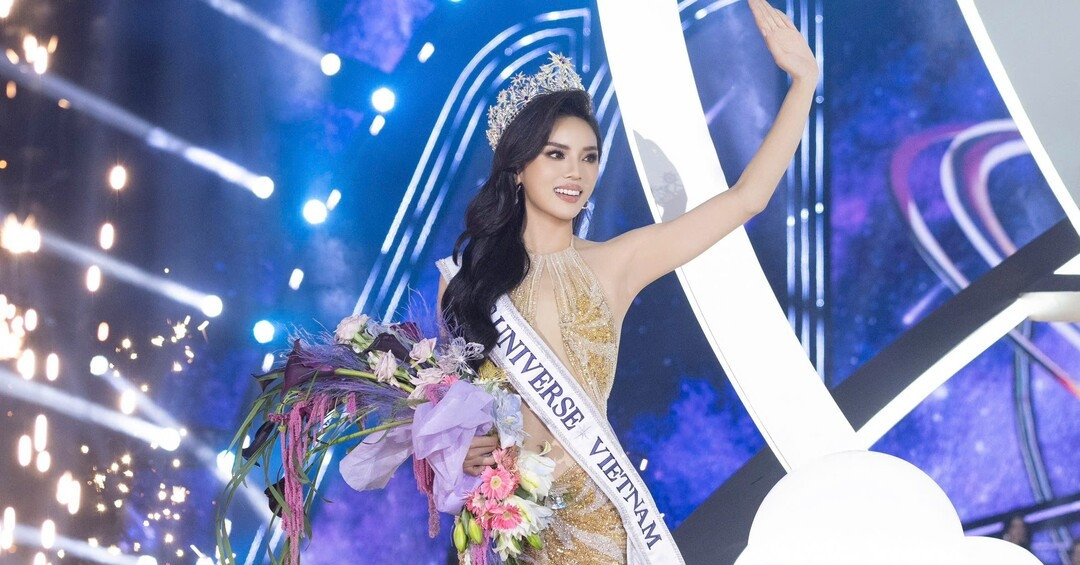 Đặt Sash Hoa Hậu Chuyên Nghiệp, Chuẩn Sân Khấu Tại Xưởng In Cờ HOÀNG GIA Hà Nội