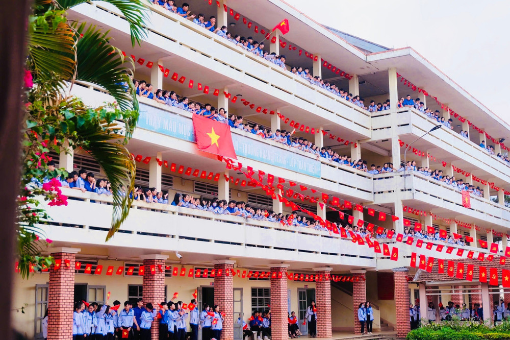 Cờ dây sao Đảng treo trường học – Xưởng in cờ HOÀNG GIA 