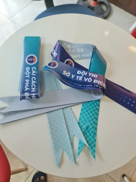 Giá băng rôn đeo đầu